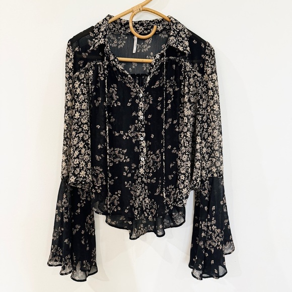 Free People printed Boho flare sleeve blouse EUC - Picture 10 of 16